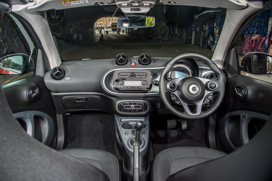  Smart ForTwo Passion Cabrio 2016 года  (UK) (фото 7 из 30)